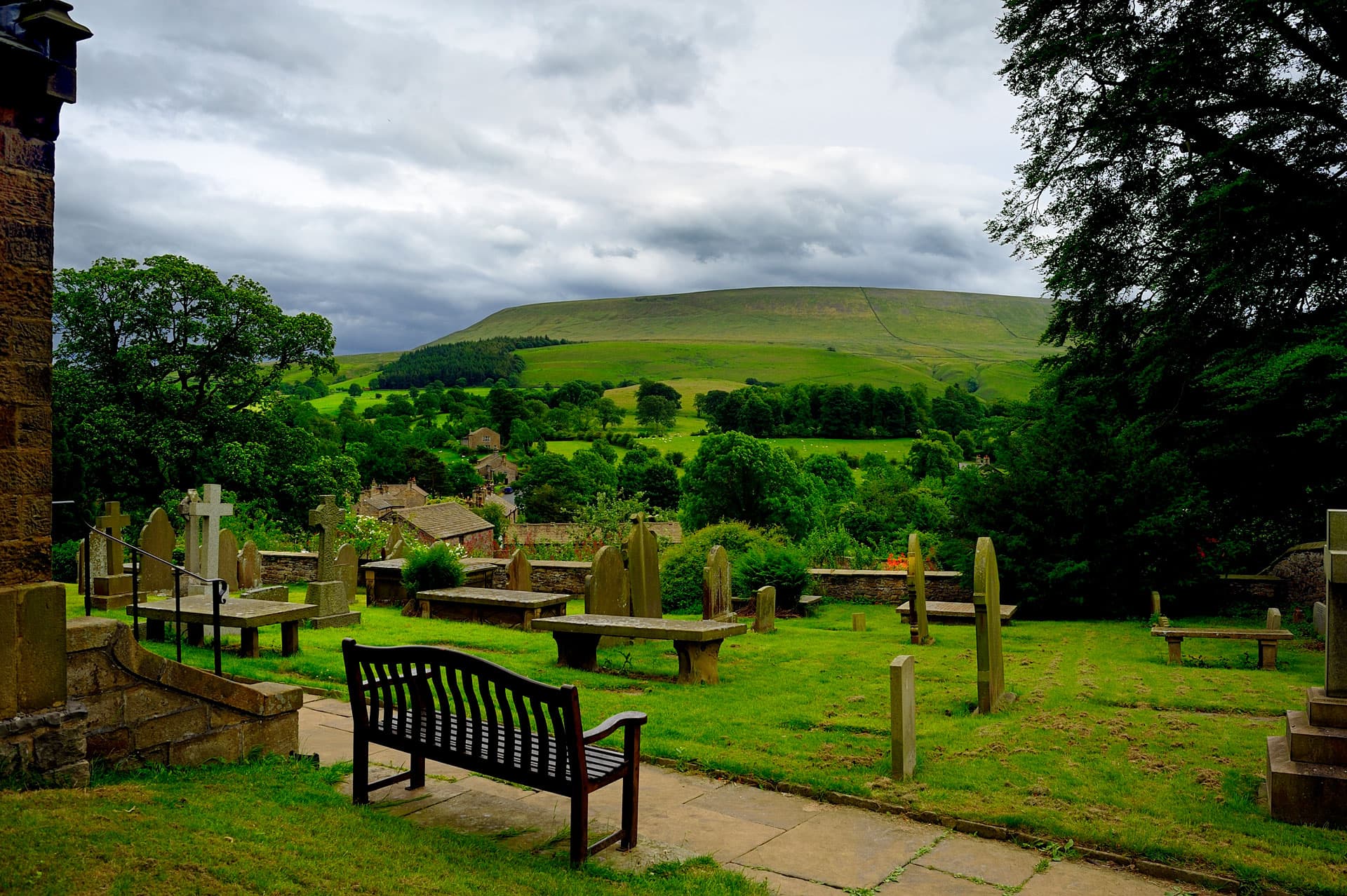 Anonyme Bestattung auf einem friedlichen Friedhof mit Blick auf eine grüne Landschaft, unterstützt von Kuhn Bestattungen in Asperg.