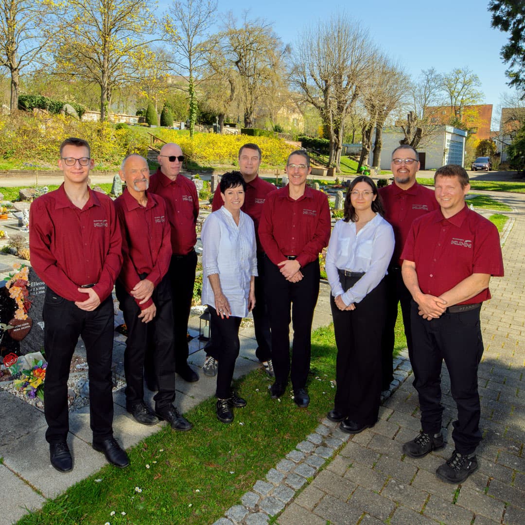 Team von Kuhn Bestattungen in quadratischer Ansicht auf dem Friedhof in Asperg