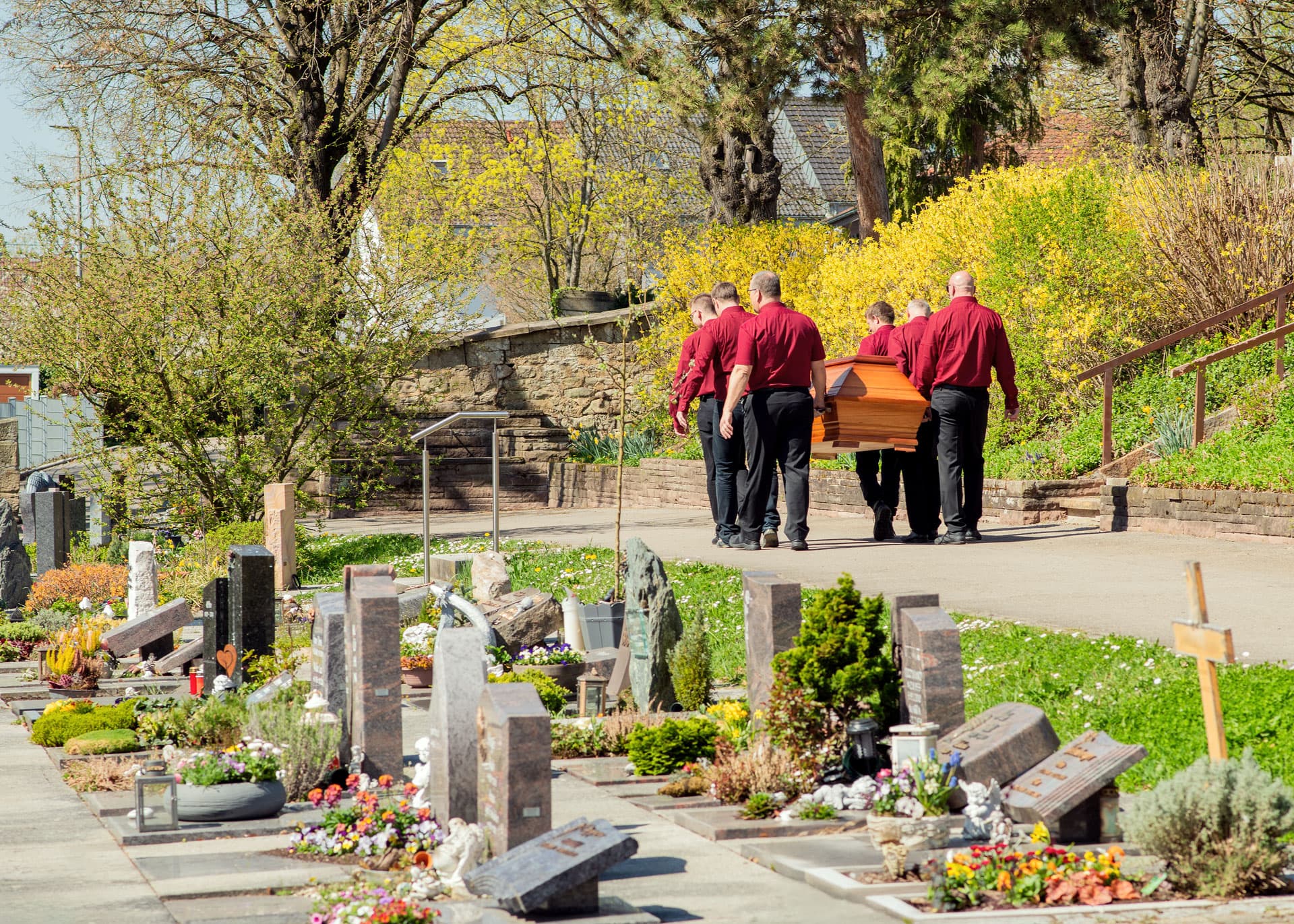 Sargträger-Team von Kuhn Bestattungen beim Gang durch den Friedhof in Asperg