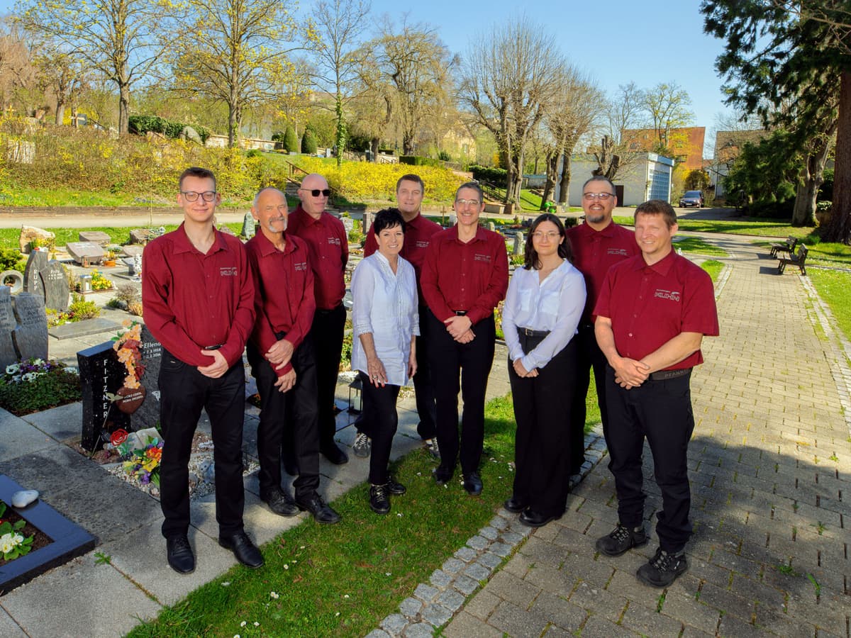 Team von Kuhnbestattungen Asperg auf dem Friedhof, bereit für einfühlsame Begleitung im Trauerfall