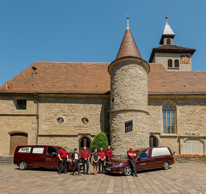 Das Team von Kuhn Bestattungen vor der Bonifatiuskirche in Asperg. Einfühlsame Trauerbegleitung und Unterstützung bei der Abschiednahme für Familien im Kreis Ludwigsburg.