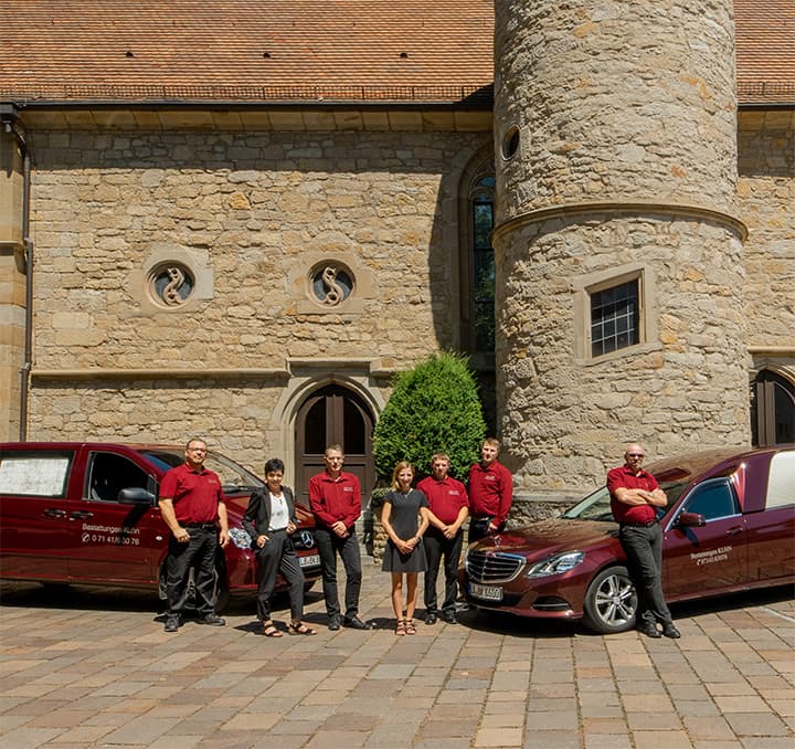 Das Team von Kuhn Bestattungen vor der Bonifatiuskirche in Asperg. Einfühlsame Trauerbegleitung und Unterstützung bei der Abschiednahme für Familien im Kreis Ludwigsburg.