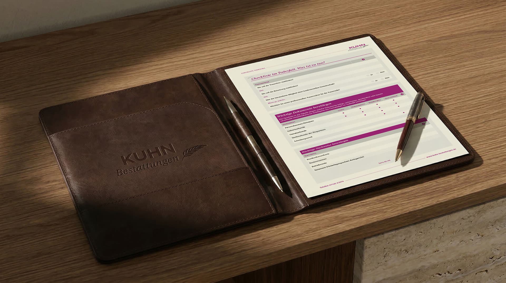 Ausgedrucktes Dokument der Checkliste im Todesfall mit den wichtigsten ersten Schritten und Formalitäten von Kuhn Bestattungen.