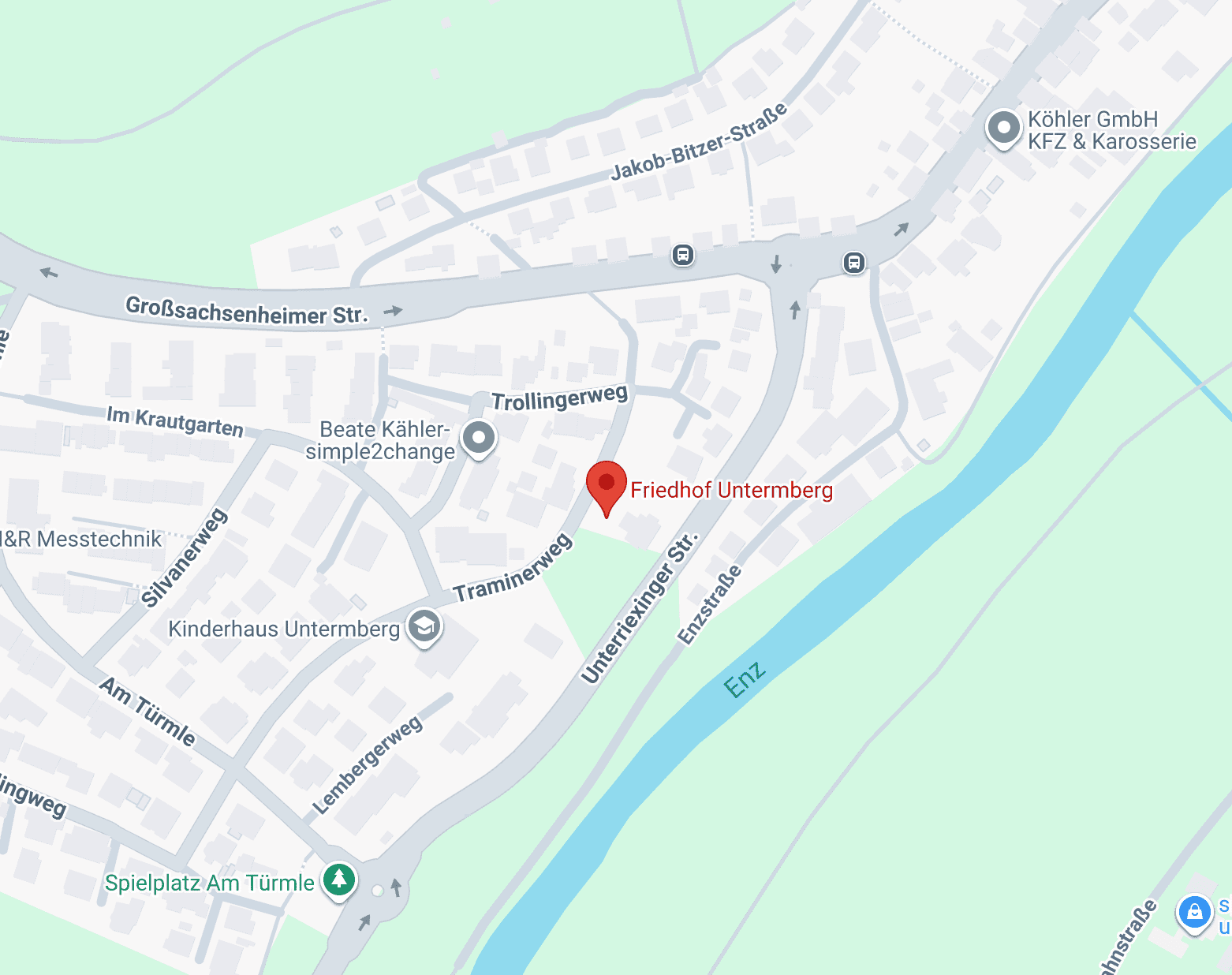 Ein Ausschnitt einer Straßenkarte, auf der der Friedhof Untermberg mit einer roten Stecknadel markiert ist und umliegende Straßen wie Traminerweg und die Enz zu sehen sind.