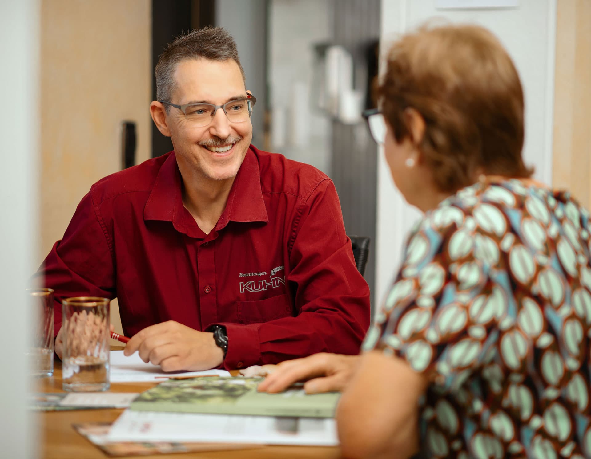 Michael Groshaupt von Kuhn Bestattungen in Asperg bei einem Beratungsgespräch zur Bestattungsvorsorge. Individuelle Planung und Absicherung der eigenen Bestattung in Asperg, Möglingen und Ludwigsburg.