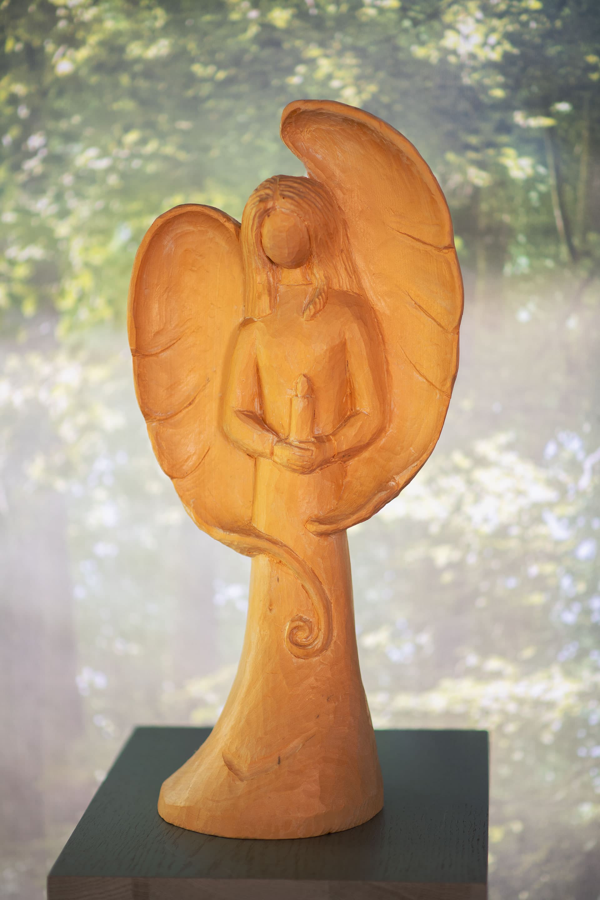 Holzengel-Skulptur bei anonymen Bestattungen von Kuhn Bestattungen, Bestatter Asperg