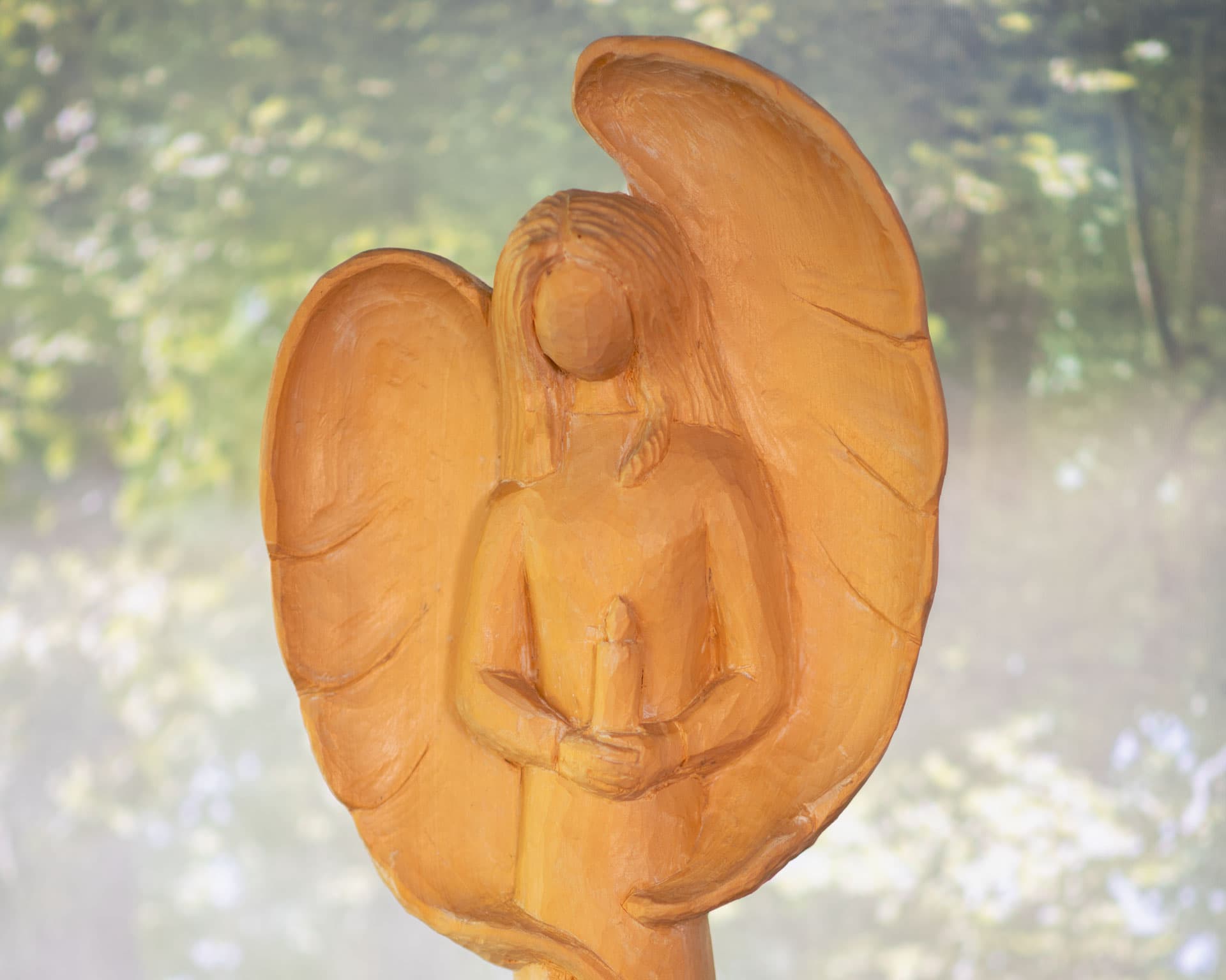Holzengel-Skulptur bei anonymen Bestattungen in Ludwigsburg Oßweil von Kuhn Bestattungen.
