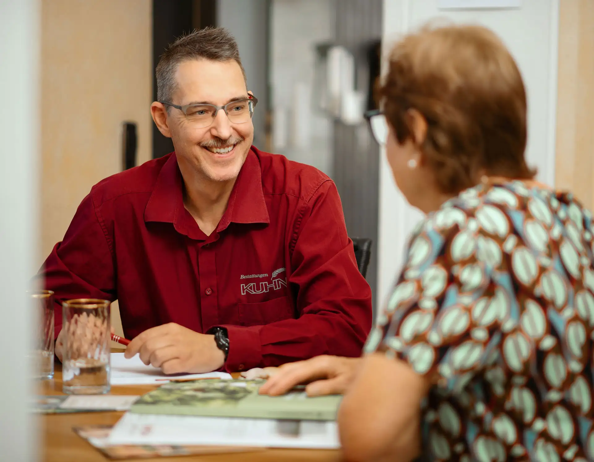 Bestattungsvorsorge mit Michael Groshaupt – Kuhn Bestattungen Michael Groshaupt von Kuhn Bestattungen in Asperg bei einem Beratungsgespräch zur Bestattungsvorsorge. Individuelle Planung und Absicherung der eigenen Bestattung in Asperg, Möglingen und Ludwigsburg.