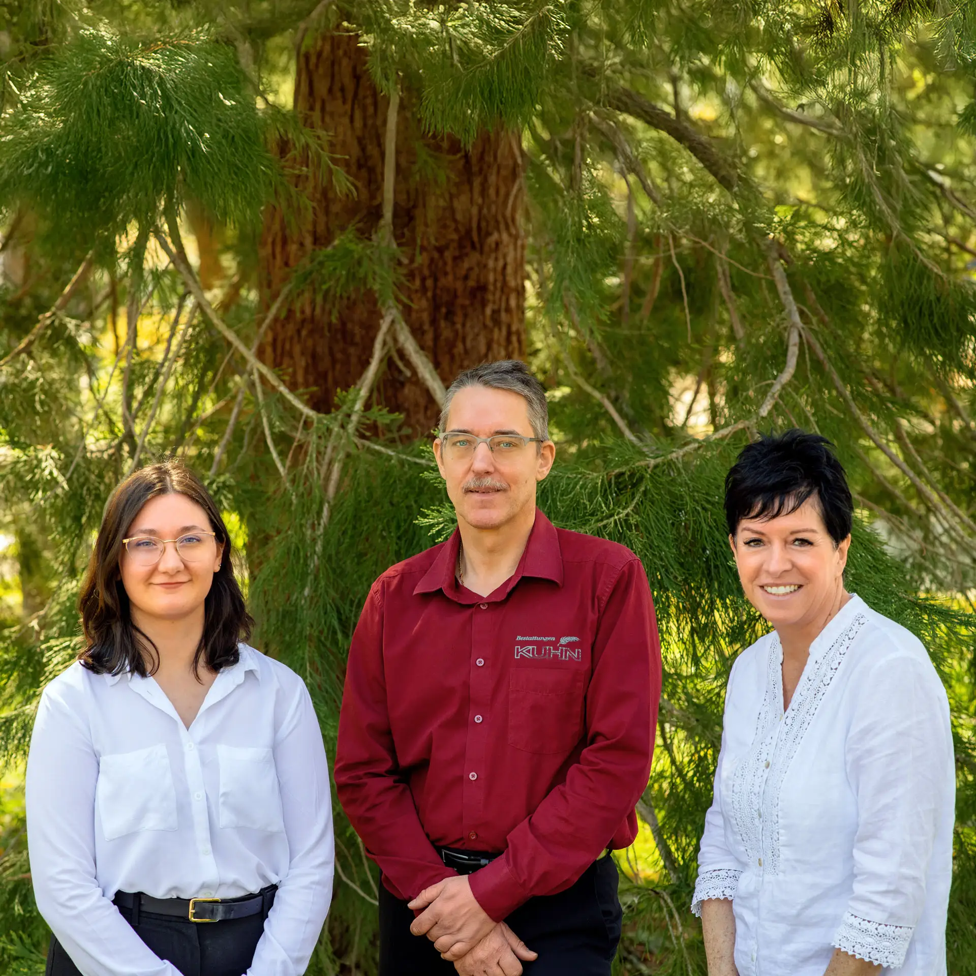 Kuhn Bestattungen – Beratungsteam im Portrait Kuhn Bestattungen Teamfoto quadratisch – vertrauensvolle Trauerbegleitung