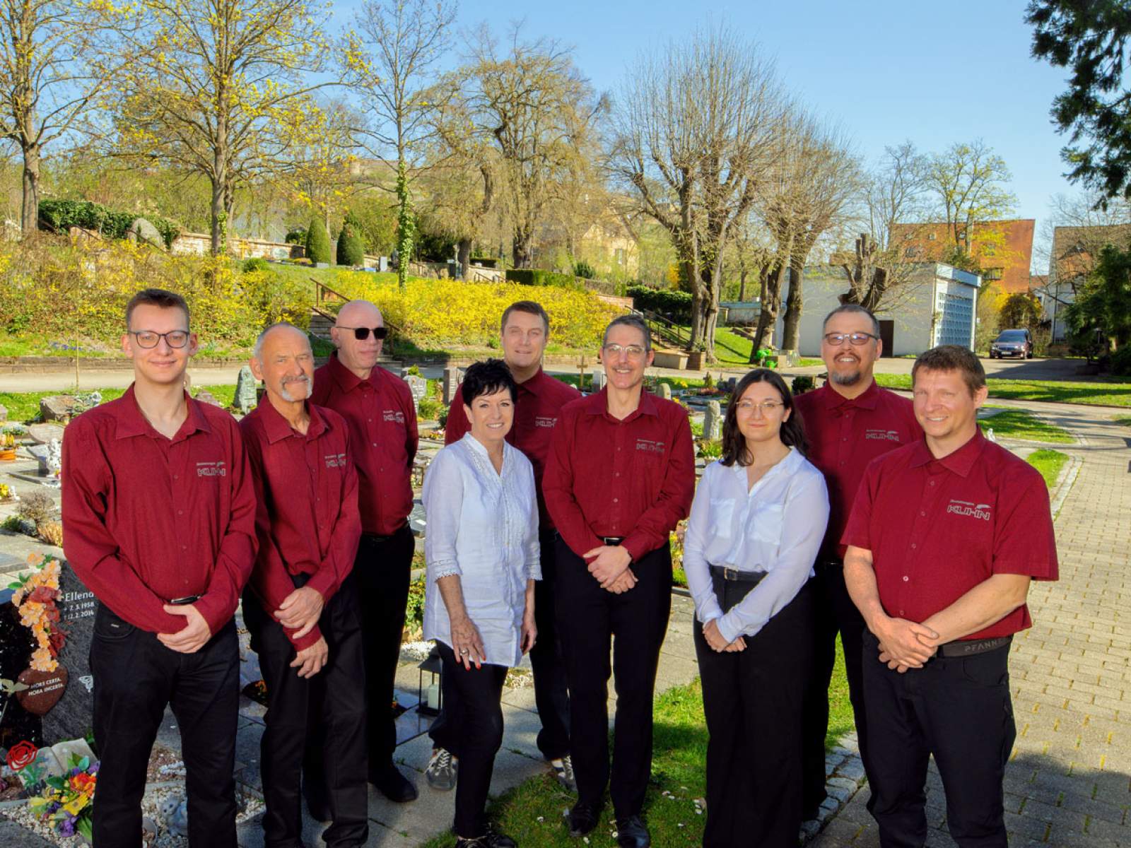 Team von Kuhnbestattungen Asperg auf dem Friedhof, bereit für einfühlsame Begleitung im Trauerfall
