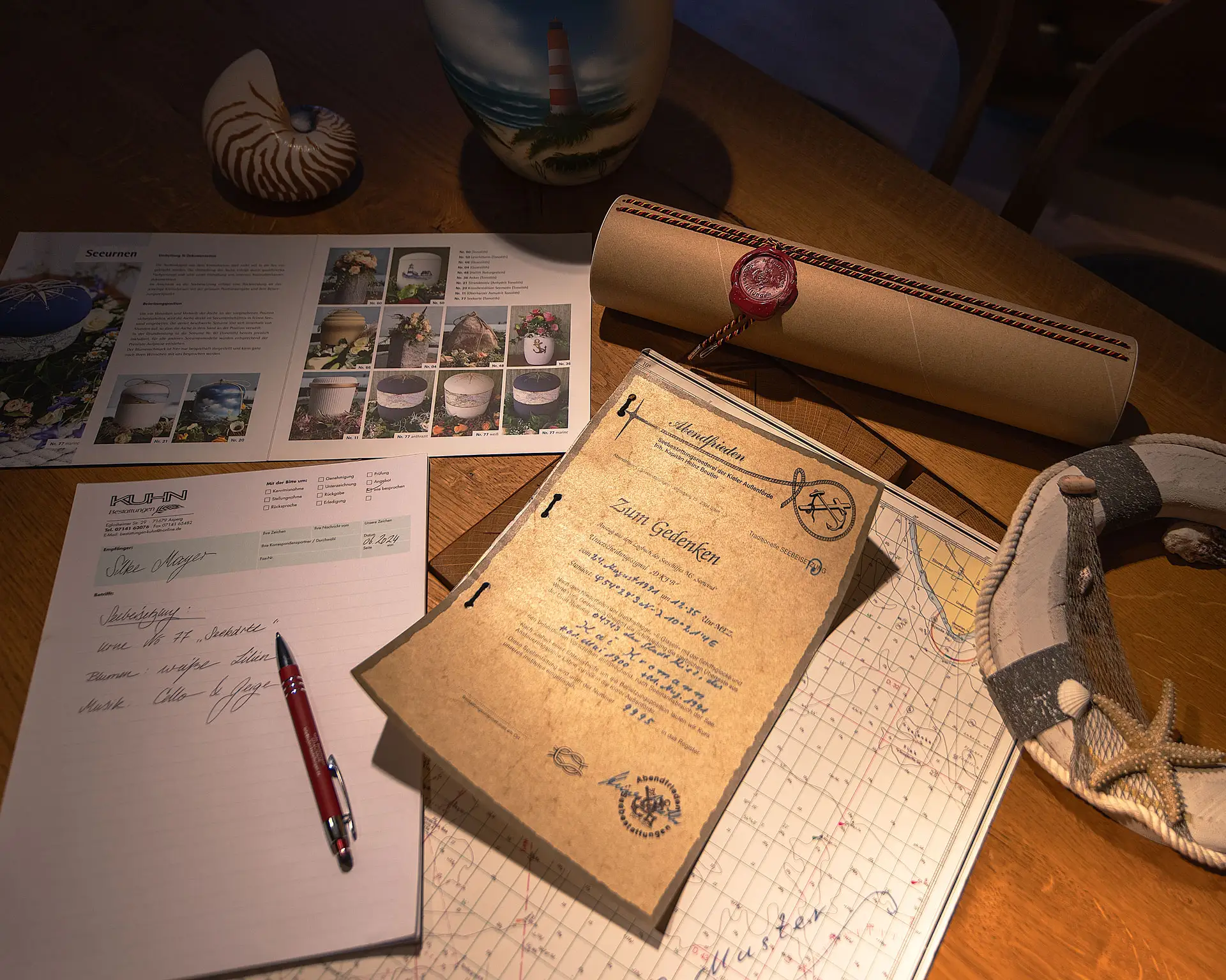 Seebestattung Unterlagen – Kuhn Bestattungen Asperg Unterlagen für eine Seebestattung bei Kuhn Bestattungen in Asperg, Seeurne mit Leuchtturmmotiv und Dokumente zur Beisetzung auf See.
