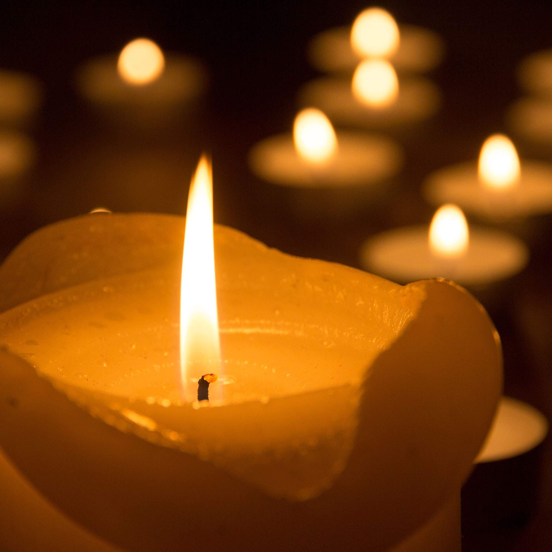 Gedenkkerze – Symbol des Trostes bei Kuhn Bestattungen Asperg Brennende Kerze in Gedenken, symbolisiert Trost und Trauer bei Kuhn Bestattungen in Asperg