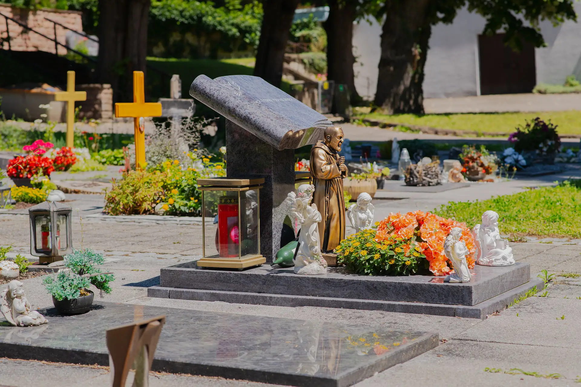 Gräber auf einem Friedhof mit Blumenschmuck und Statuen - Kuhn Bestattungen, Bestatter Asperg, Beerdigungen auf allen Friedhöfen