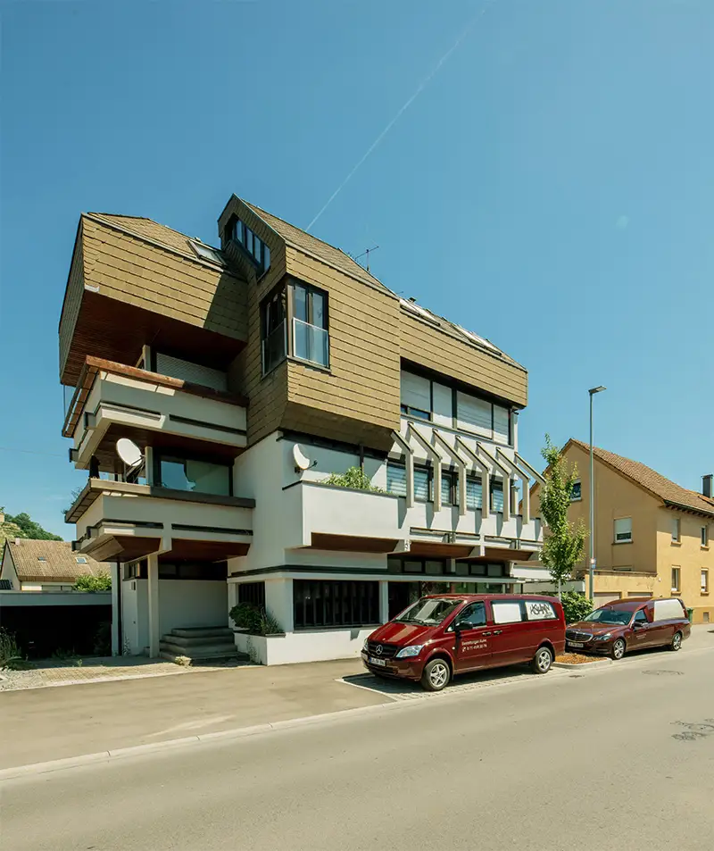 Kontakt und Anfahrt – Kuhn Bestattungen in Asperg Bestattungshaus Kuhn Bestattungen in Asperg mit Firmensitz in der Eglosheimer Straße 29. Moderne Räumlichkeiten für Trauerberatung und Bestattungsorganisation.