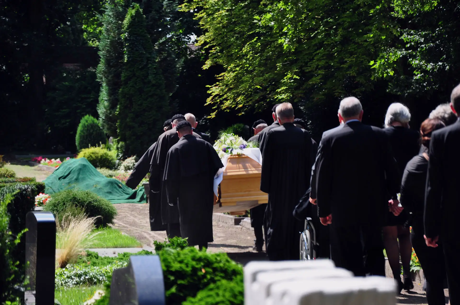 Beerdigung mit Sarg – Kuhn Bestattungen Sargträger bei einer Beerdigung auf dem Friedhof Möglingen, organisiert von Kuhn Bestattungen Möglingen.