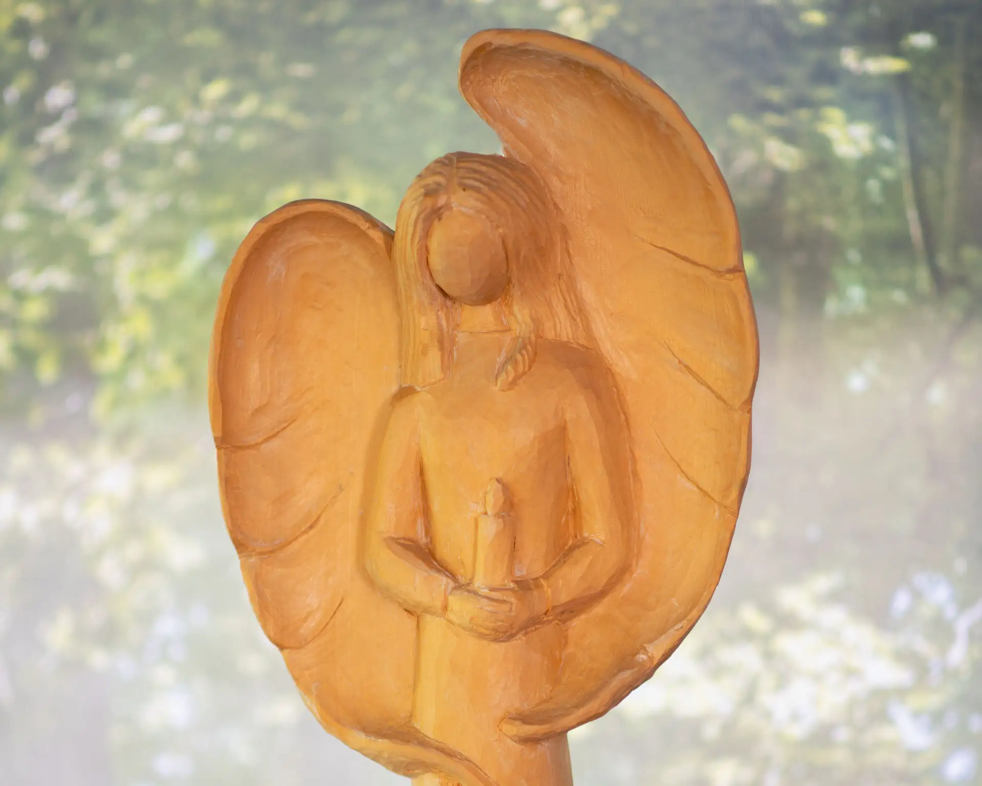 Holzengel bei anonymen Bestattungen – Kuhn Bestattungen Ludwigsburg Holzengel-Skulptur bei anonymen Bestattungen in Ludwigsburg von Kuhn Bestattungen.