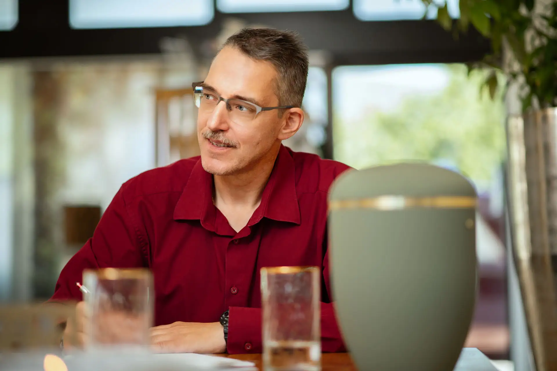 Individuelle Beratung im Trauerfall – Kuhn Bestattungen in Asperg Michael Groshaupt von Kuhn Bestattungen in Asperg bei einem Beratungsgespräch zur Bestattungsvorsorge. Einfühlsame Unterstützung und Beratung zu traditionellen Beerdigungen, Feuerbestattungen, Waldbestattungen und Seebestattungen in der Region Ludwigsburg und Stuttgart.
