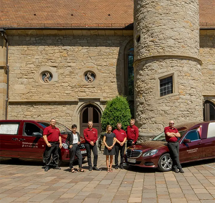 Trauerbegleitung mit Herz – Einfühlsame Unterstützung durch Kuhn Bestattungen Das Team von Kuhn Bestattungen vor der Bonifatiuskirche in Asperg. Einfühlsame Trauerbegleitung und Unterstützung bei der Abschiednahme für Familien im Kreis Ludwigsburg.