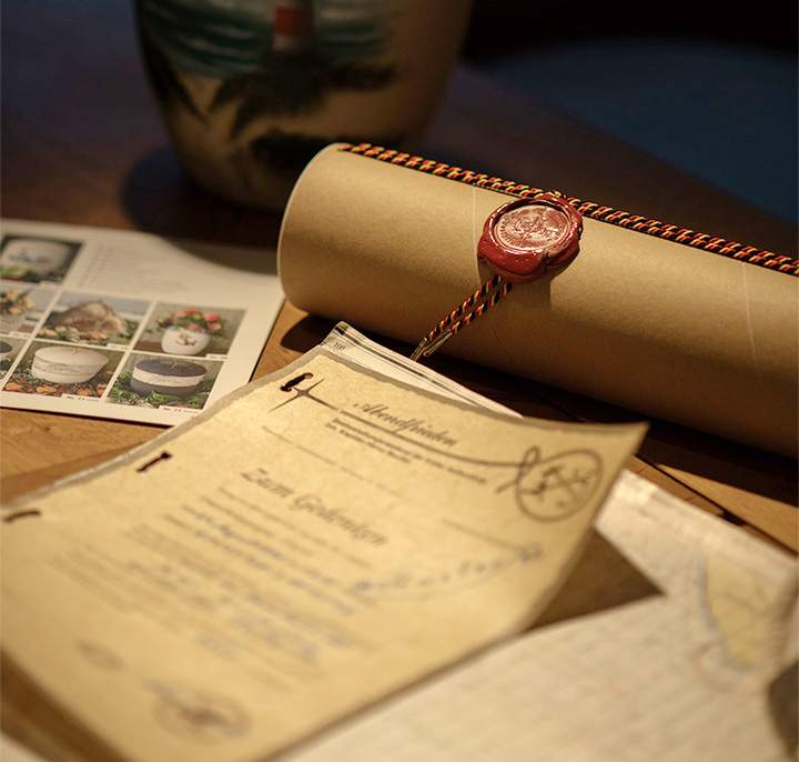 Seeurne und Unterlagen für Seebestattung bei Kuhn Bestattungen in Asperg. Seeurne mit Leuchtturm-Motiv und Bestattungsdokumenten für eine maritime Seebestattung bei Kuhn Bestattungen.