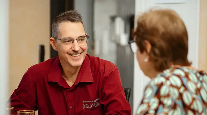 Bestattungsvorsorge mit Michael Groshaupt – Kuhn Bestattungen Michael Groshaupt von Kuhn Bestattungen in Asperg bei einem Beratungsgespräch zur Bestattungsvorsorge. Individuelle Planung und Absicherung der eigenen Bestattung in Asperg, Möglingen und Ludwigsburg.