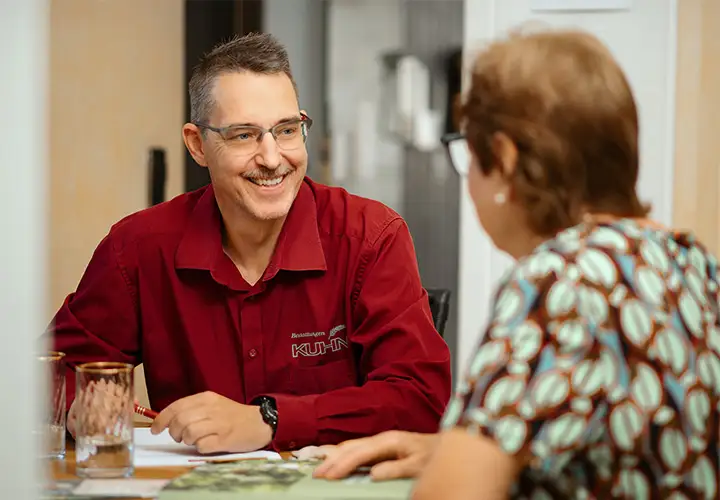 Bestattungsvorsorge mit Michael Groshaupt – Kuhn Bestattungen Michael Groshaupt von Kuhn Bestattungen in Asperg bei einem Beratungsgespräch zur Bestattungsvorsorge. Individuelle Planung und Absicherung der eigenen Bestattung in Asperg, Möglingen und Ludwigsburg.