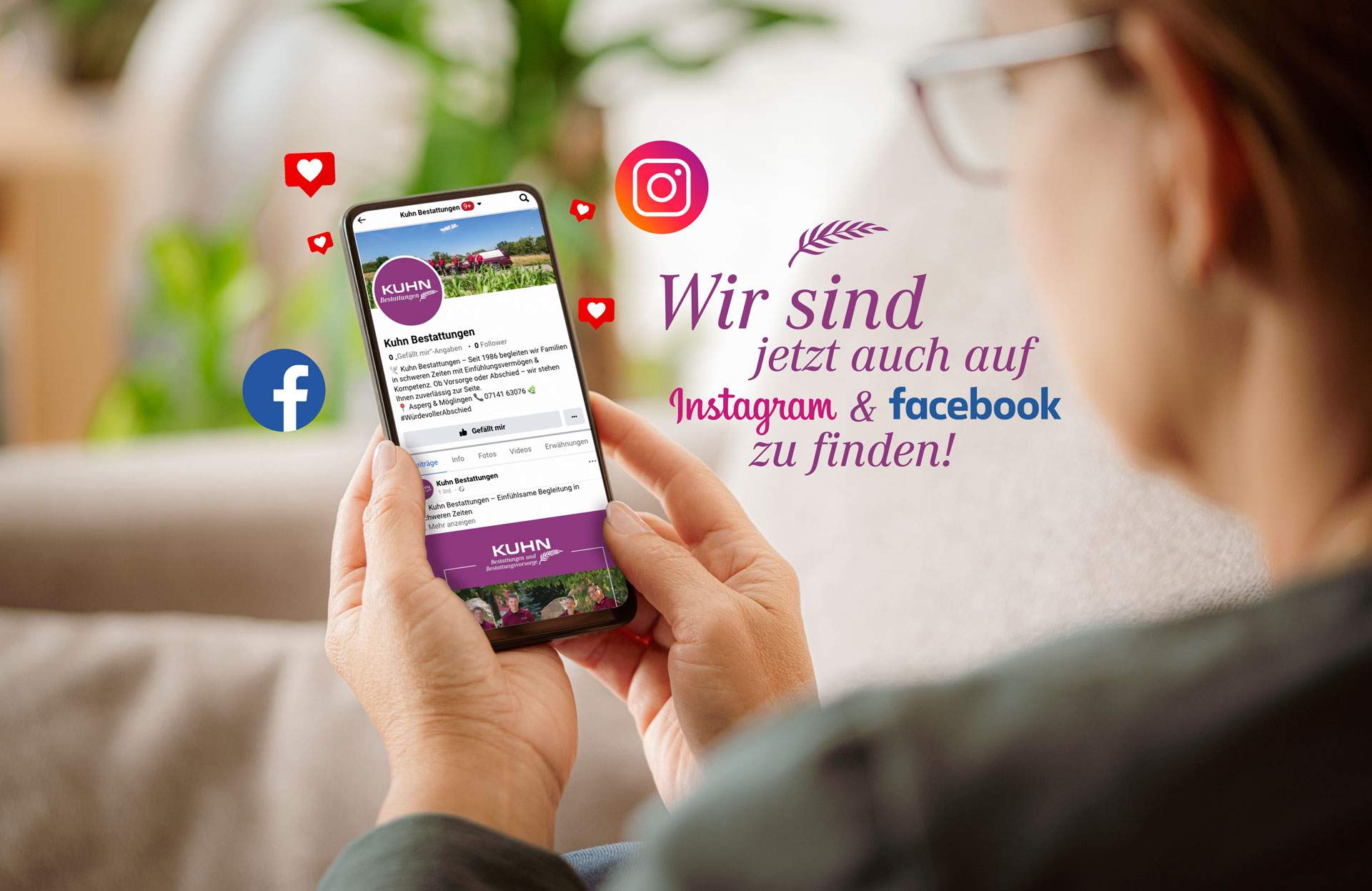 Eine Person hält ein Smartphone und betrachtet die Facebook-Seite von Kuhn Bestattungen. Im Hintergrund sind eine gemütliche Wohnumgebung und Pflanzen zu sehen. Überlagerter Text weist auf die neue Präsenz des Bestattungsunternehmens auf Instagram und Facebook hin, begleitet von Social-Media-Symbolen und Like-Icons.