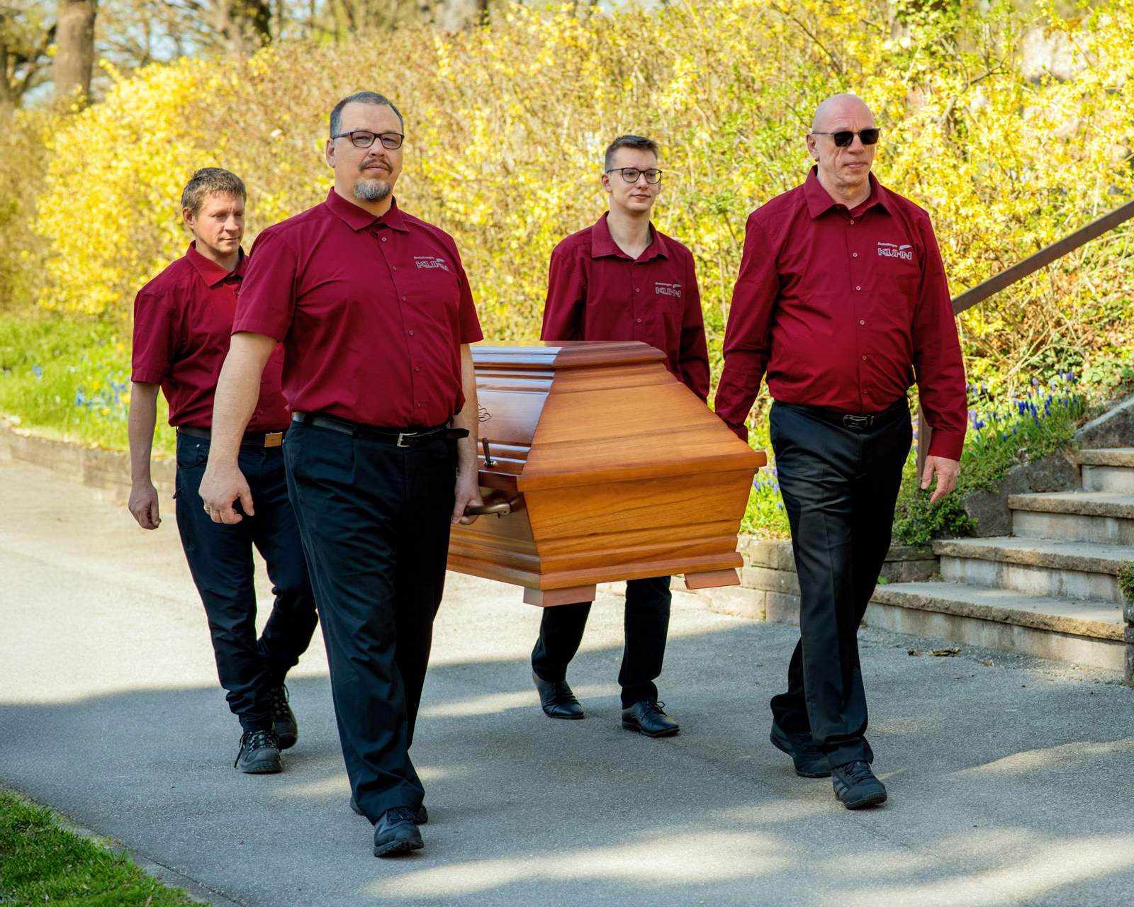 mitarbeiter-kuhnbestattungen-asperg-sargtransport-friedhof.jpg
