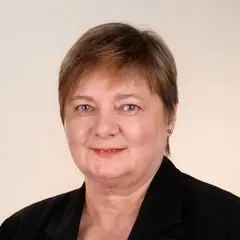 Birgit Kuhn – Gründerin von Kuhn Bestattungen Porträt von Birgit Kuhn, Gründerin von Kuhn Bestattungen in Asperg, Möglingen und Ludwigsburg.