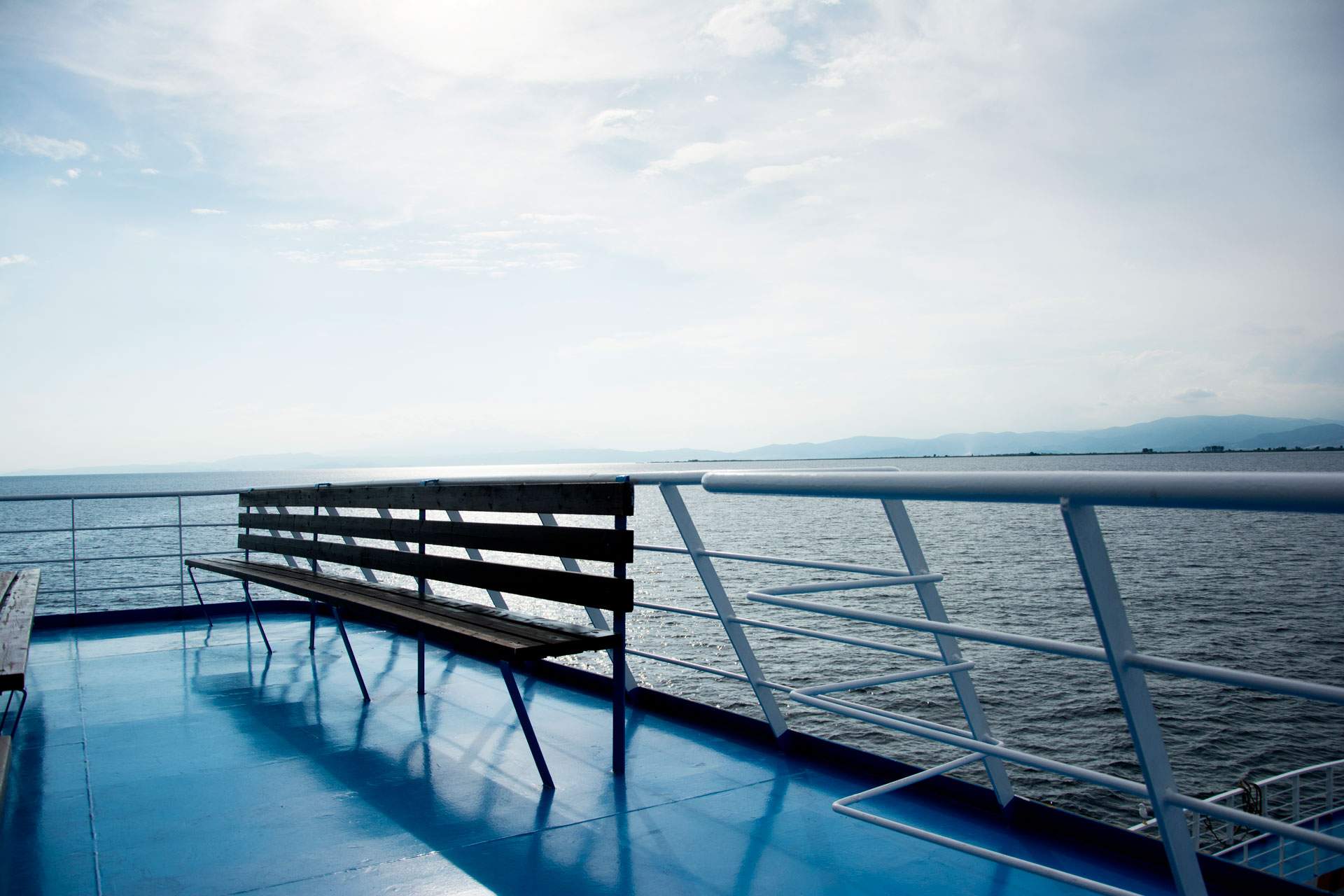 Seebestattung – Schiffsdeck bei Kuhn Bestattungen Blick auf ein leeres Schiffsdeck auf dem Meer, symbolisch für eine Seebestattung, organisiert von Kuhn Bestattungen in Asperg, Möglingen und Ludwigsburg.